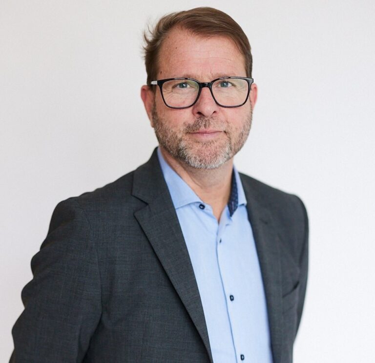 BASE life science växlar upp