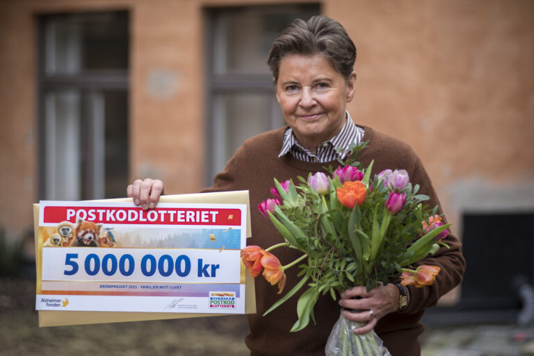 Alzheimerfonden 5 miljoner kronor av Svenska Postkodlotteriet